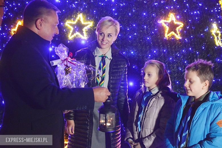 Przekazanie na rynku Betlejemskiego Światełka Pokoju