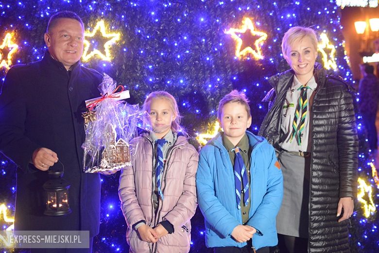 Przekazanie na rynku Betlejemskiego Światełka Pokoju