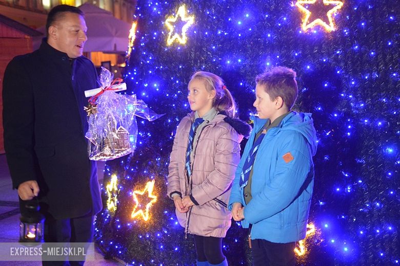 Przekazanie na rynku Betlejemskiego Światełka Pokoju