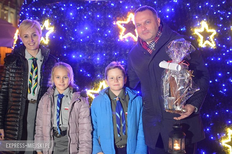 Przekazanie na rynku Betlejemskiego Światełka Pokoju