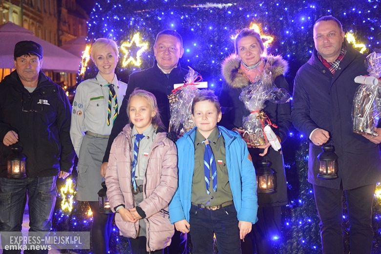 Przekazanie na rynku Betlejemskiego Światełka Pokoju