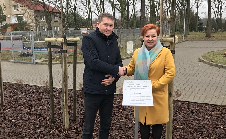 Przemysław Babiński i sołtys wsi Iwona Bilińska