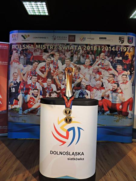 Prezentacja pucharu w Miękini