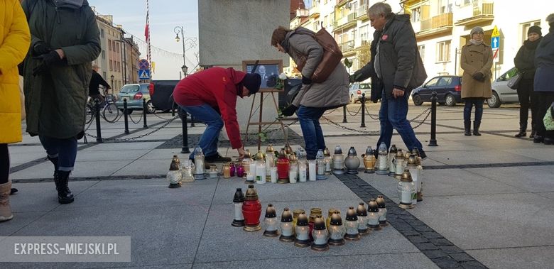 Średzianie na rynku uczcili pamięć po prezydencie minutą ciszy