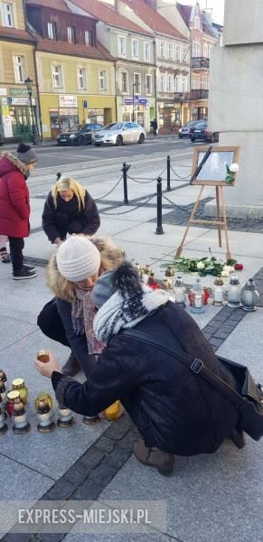 Średzianie na rynku uczcili pamięć po prezydencie minutą ciszy