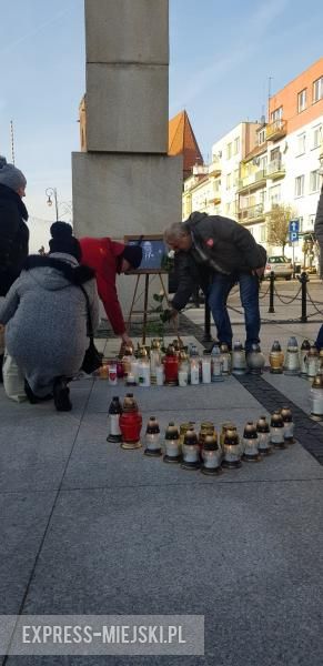 Średzianie na rynku uczcili pamięć po prezydencie minutą ciszy