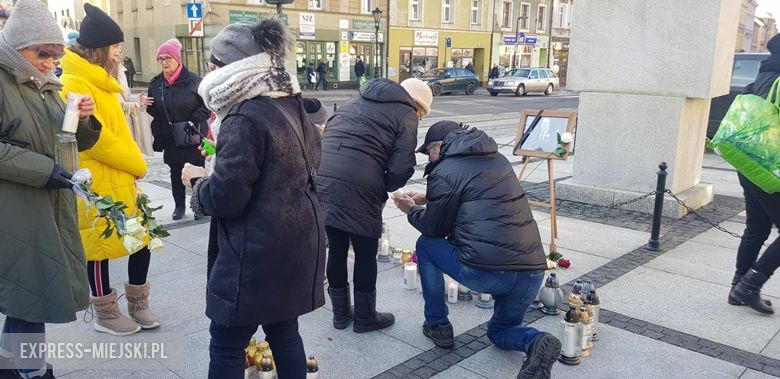 Średzianie na rynku uczcili pamięć po prezydencie minutą ciszy