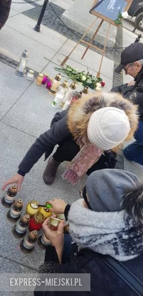 Średzianie na rynku uczcili pamięć po prezydencie minutą ciszy