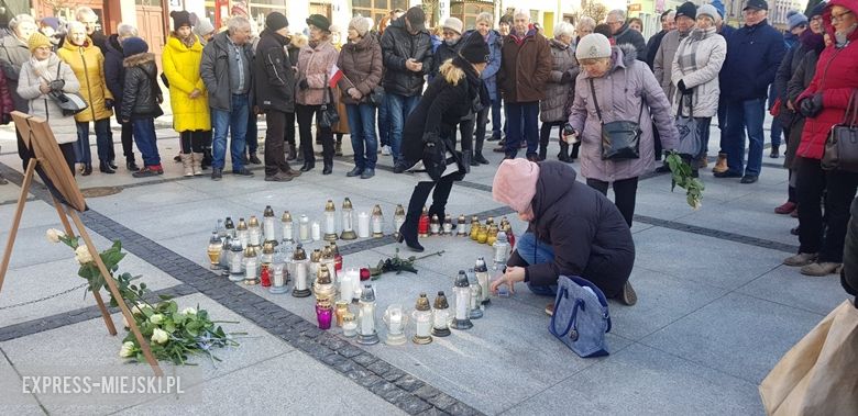 Średzianie na rynku uczcili pamięć po prezydencie minutą ciszy