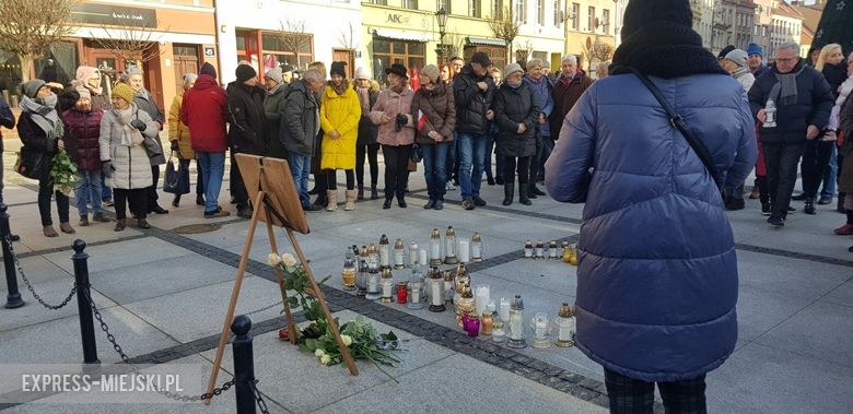 Średzianie na rynku uczcili pamięć po prezydencie minutą ciszy