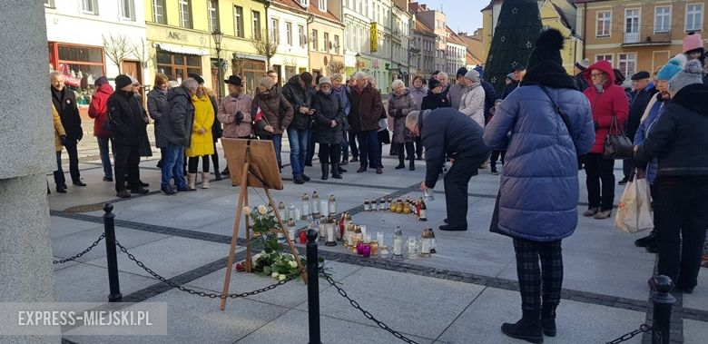 Średzianie na rynku uczcili pamięć po prezydencie minutą ciszy