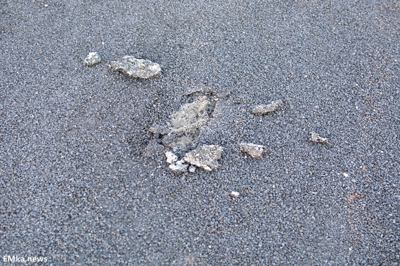 Uszkodzona nawierzchnia ulicy Okrężnej w Komornikach