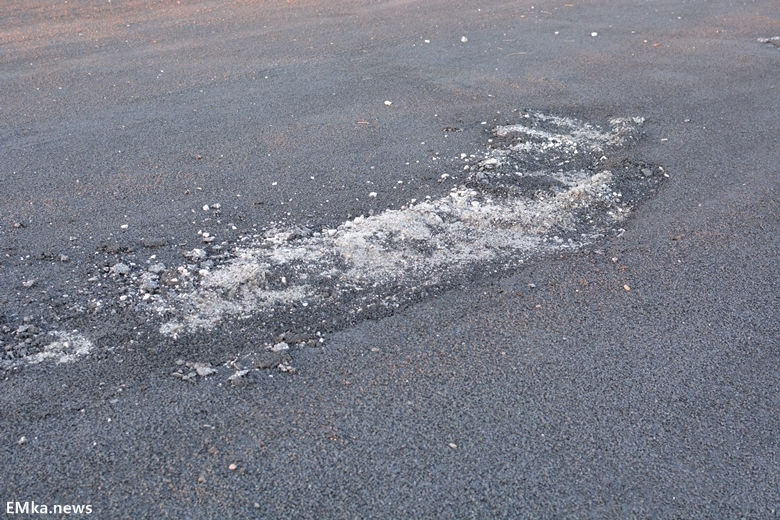 Uszkodzona nawierzchnia ulicy Okrężnej w Komornikach
