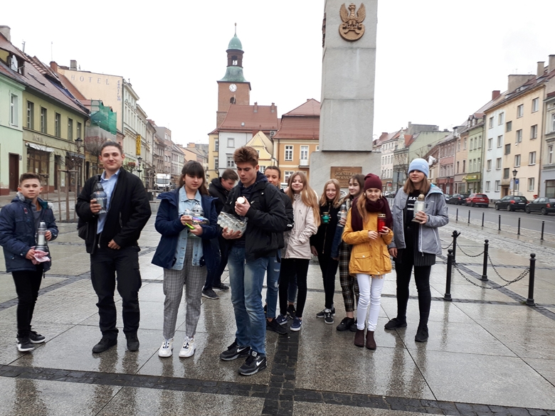 Zapalenie zniczy pod pomnikiem