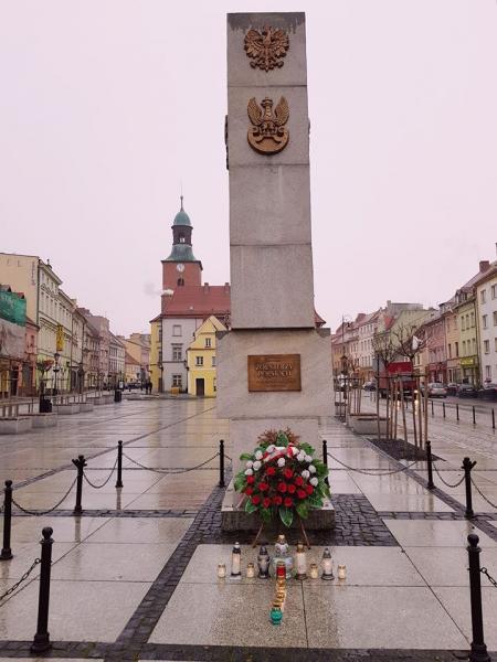 Zapalenie zniczy pod pomnikiem