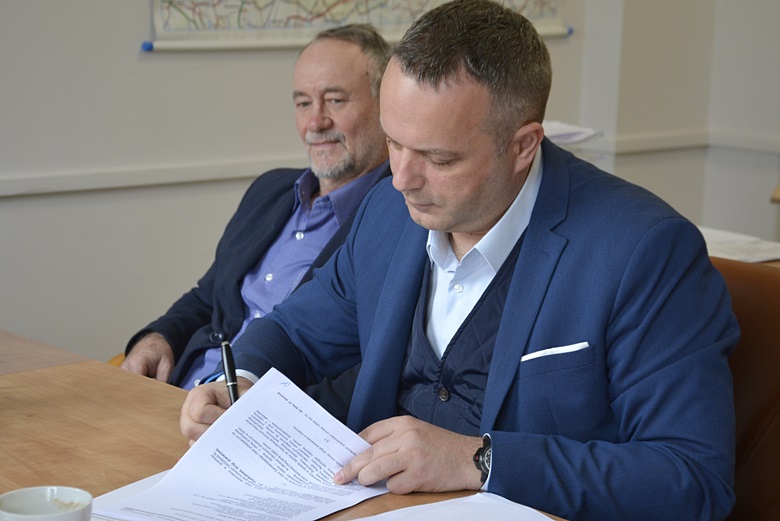 Podpisanie umów w Starostwie Powiatowym w Środzie Śląskiej