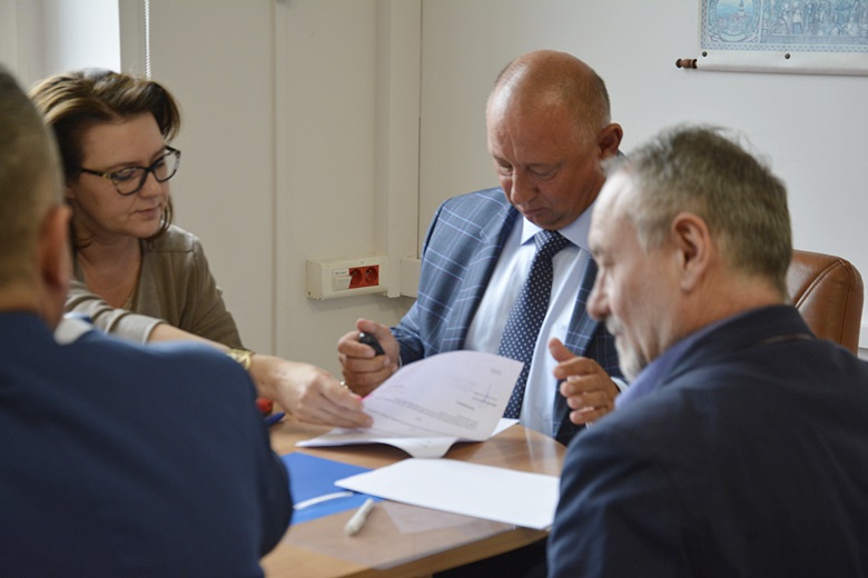 Podpisanie umów w Starostwie Powiatowym w Środzie Śląskiej