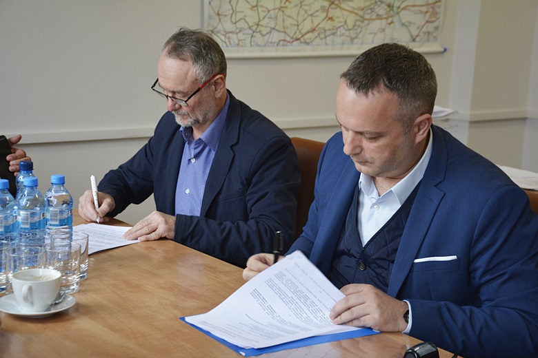 Podpisanie umów w Starostwie Powiatowym w Środzie Śląskiej
