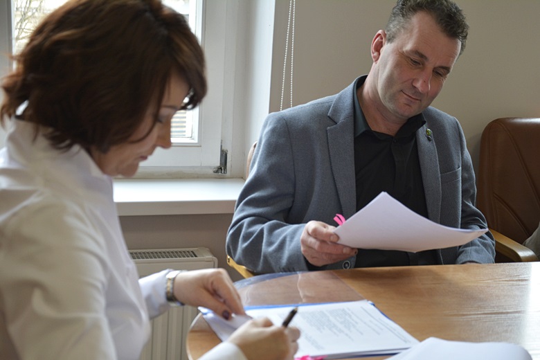 Podpisanie umów w Starostwie Powiatowym w Środzie Śląskiej