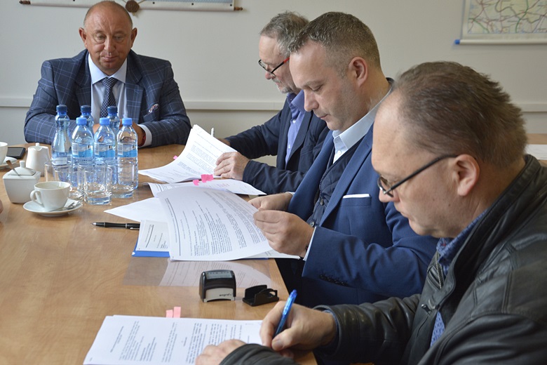 Podpisanie umów w Starostwie Powiatowym w Środzie Śląskiej