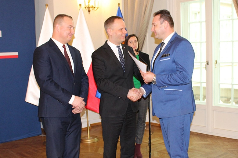 Odebranie promesy od wojewody