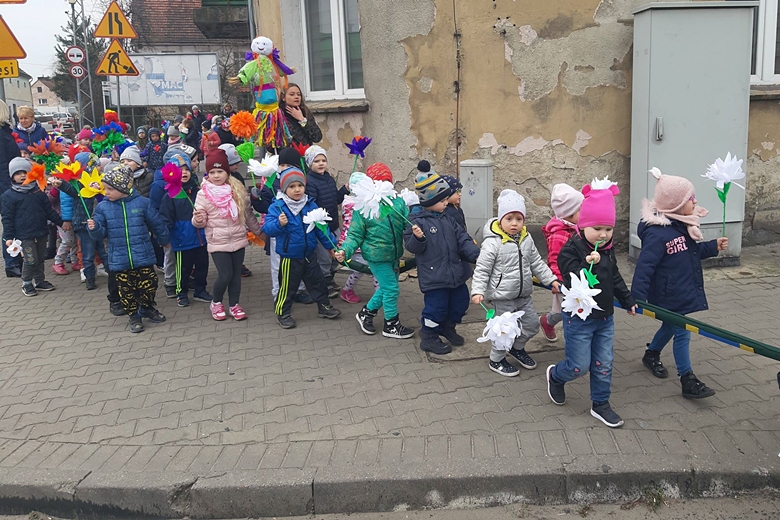 Pierwszy dzień wiosny przywitały przedszkolaki