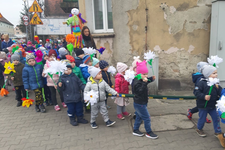 Pierwszy dzień wiosny przywitały przedszkolaki