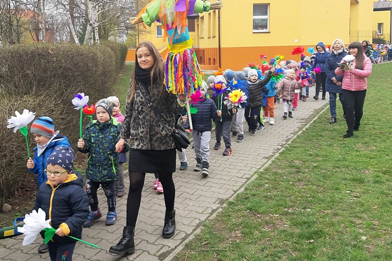 Pierwszy dzień wiosny przywitały przedszkolaki