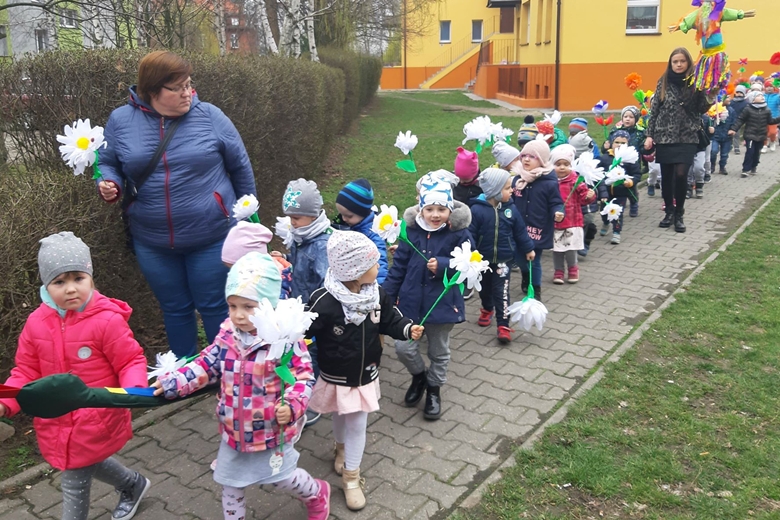 Pierwszy dzień wiosny przywitały przedszkolaki