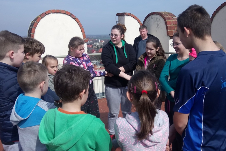 Harcerze wysprzątali wieżę widokową w Środzie Śląskiej