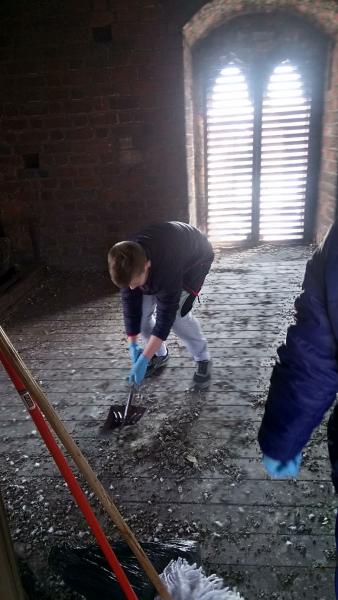 Harcerze wysprzątali wieżę widokową w Środzie Śląskiej