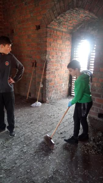 Harcerze wysprzątali wieżę widokową w Środzie Śląskiej