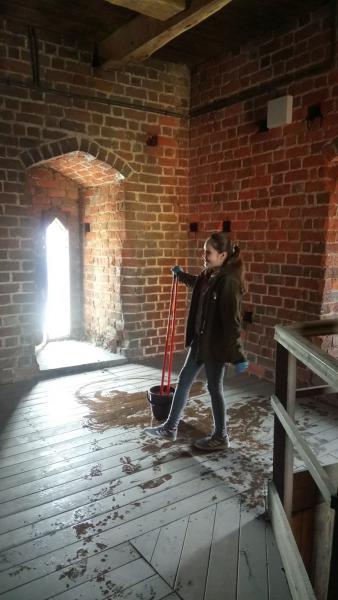 Harcerze wysprzątali wieżę widokową w Środzie Śląskiej