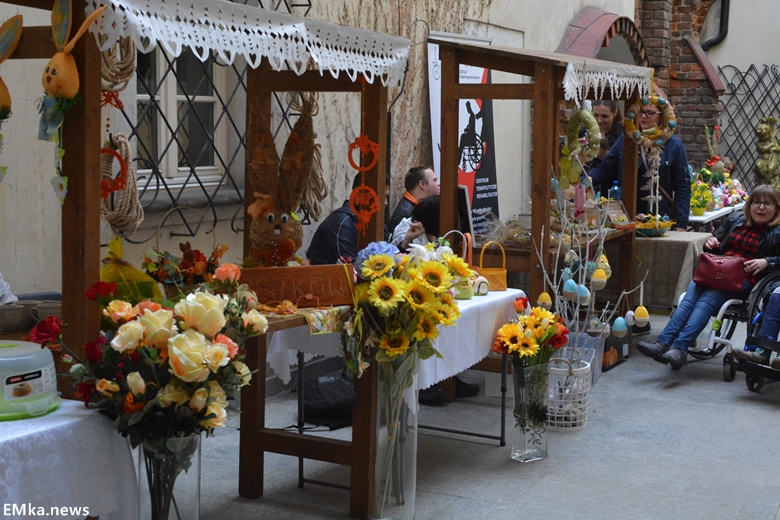 Jarmark Wielkanocny na dziedzińcu muzeum