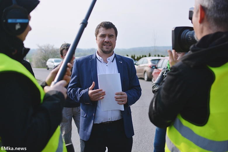 Spotkanie mieszkańców z reporterem przy sortowni