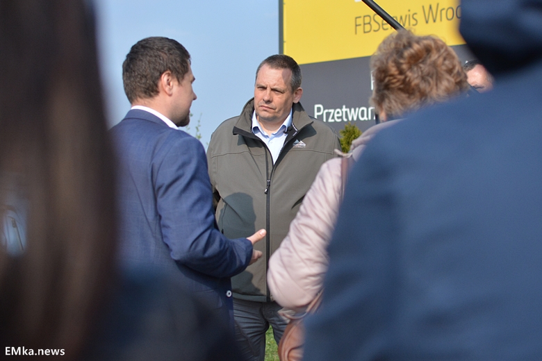 Spotkanie mieszkańców z reporterem przy sortowni