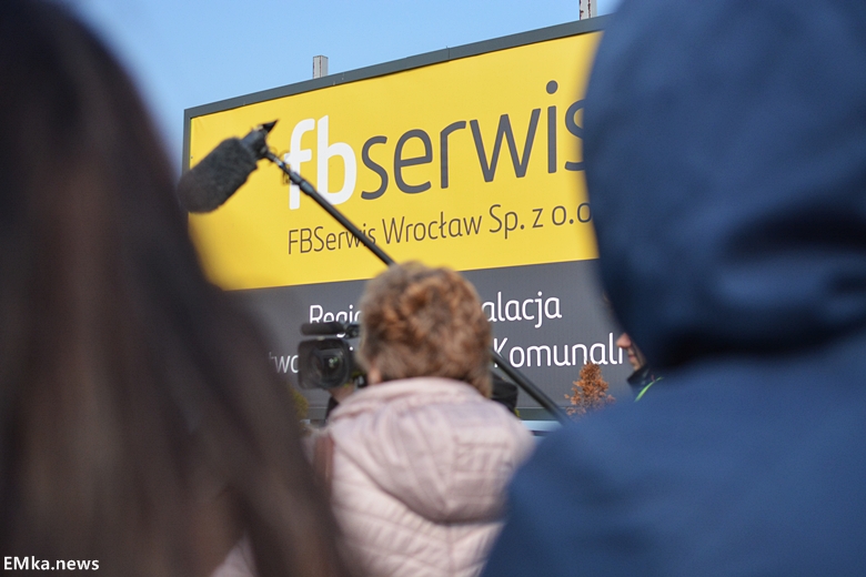 Spotkanie mieszkańców z reporterem przy sortowni