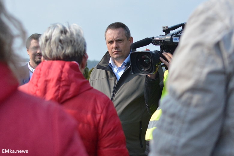 Spotkanie mieszkańców z reporterem przy sortowni