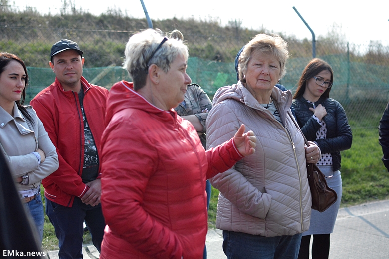 Spotkanie mieszkańców z reporterem przy sortowni