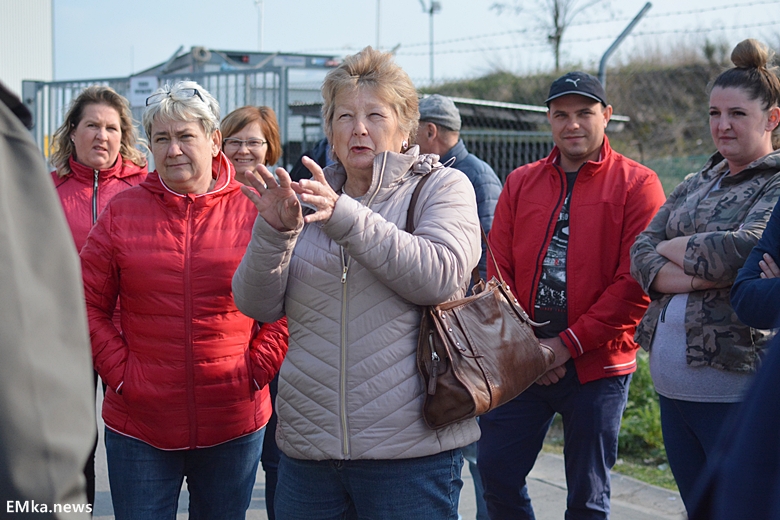 Spotkanie mieszkańców z reporterem przy sortowni
