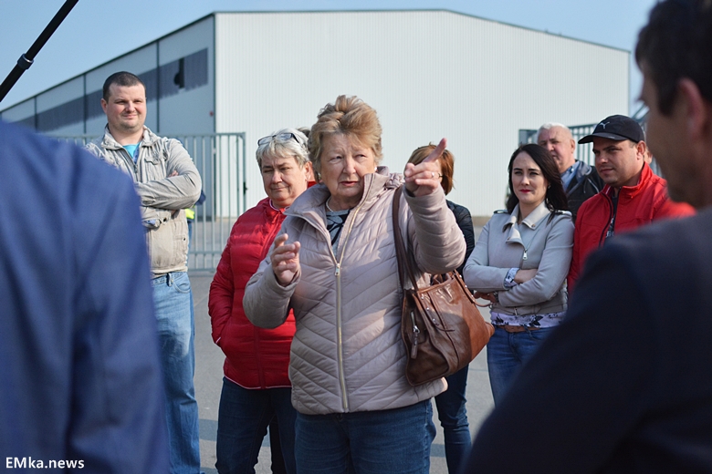 Spotkanie mieszkańców z reporterem przy sortowni