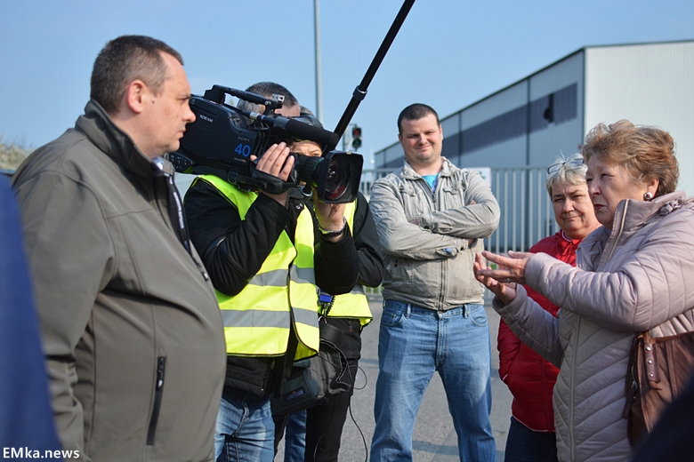 Spotkanie mieszkańców z reporterem przy sortowni