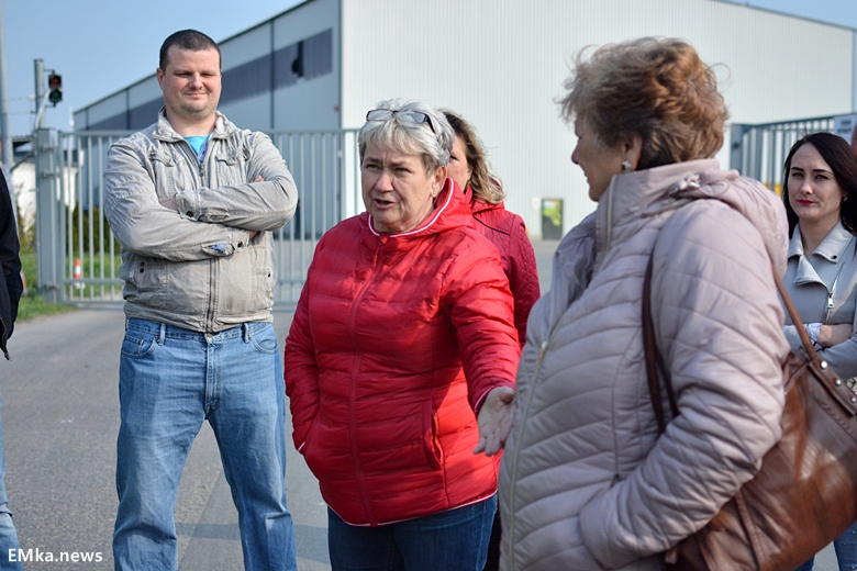 Spotkanie mieszkańców z reporterem przy sortowni