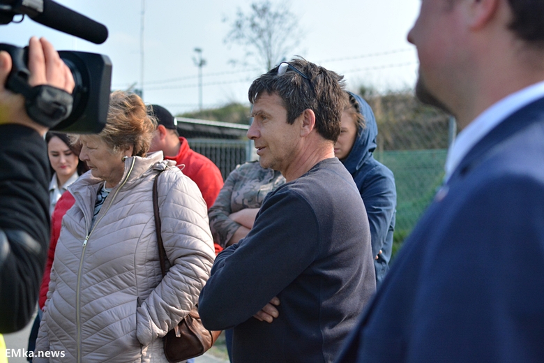 Spotkanie mieszkańców z reporterem przy sortowni