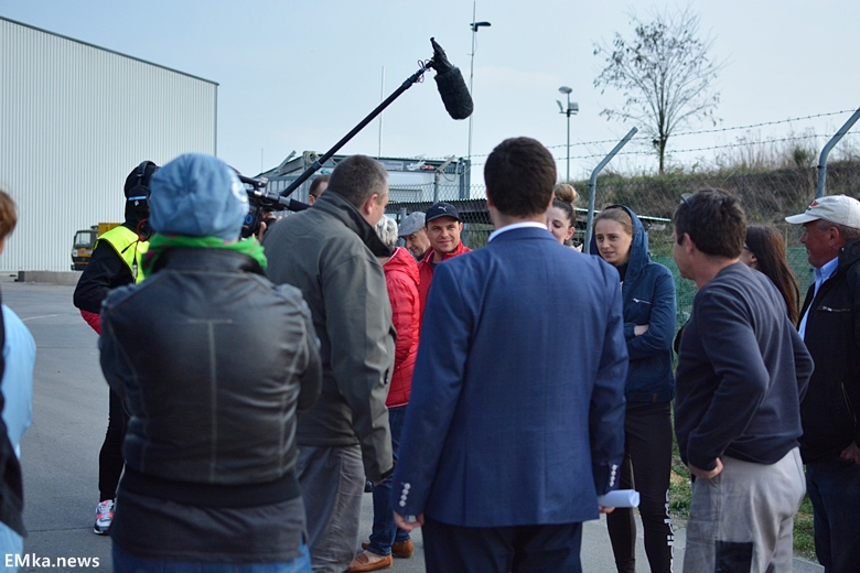 Spotkanie mieszkańców z reporterem przy sortowni