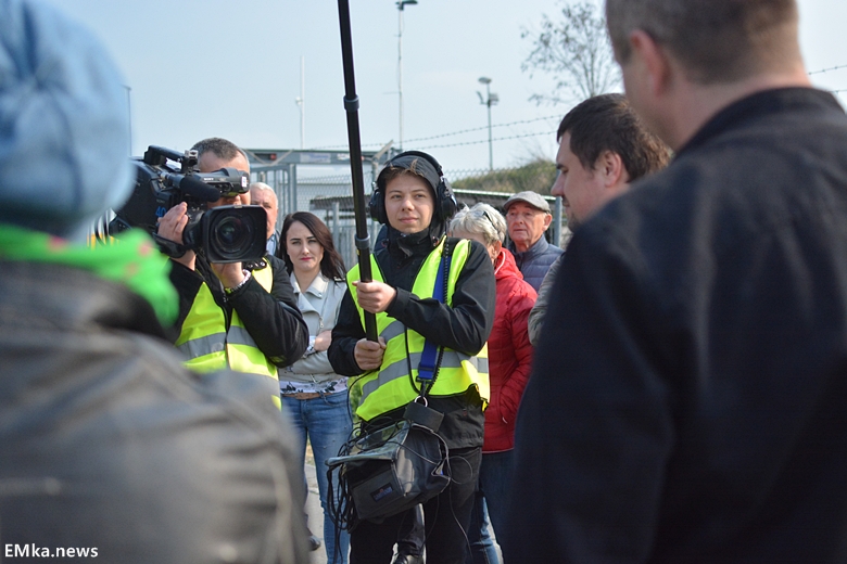 Spotkanie mieszkańców z reporterem przy sortowni