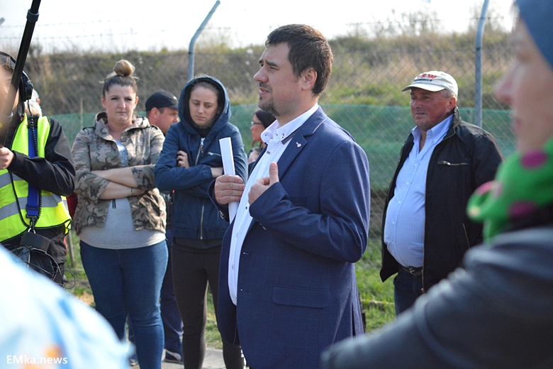 Spotkanie mieszkańców z reporterem przy sortowni