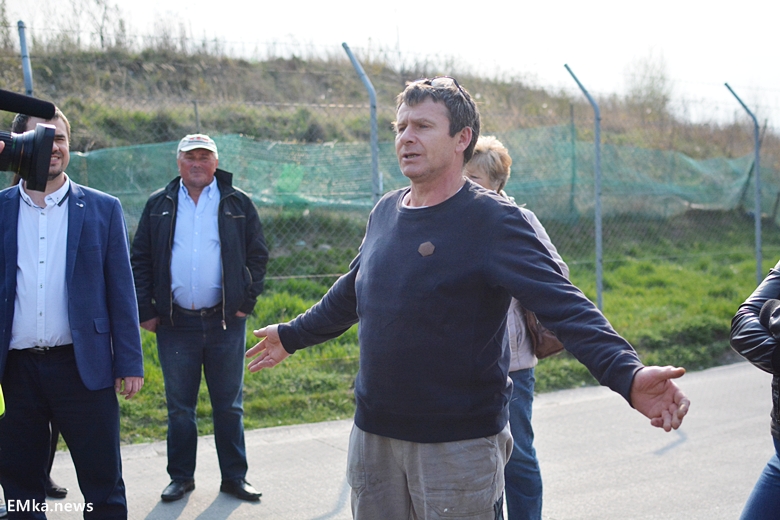 Spotkanie mieszkańców z reporterem przy sortowni