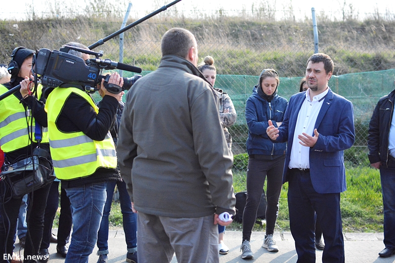 Spotkanie mieszkańców z reporterem przy sortowni