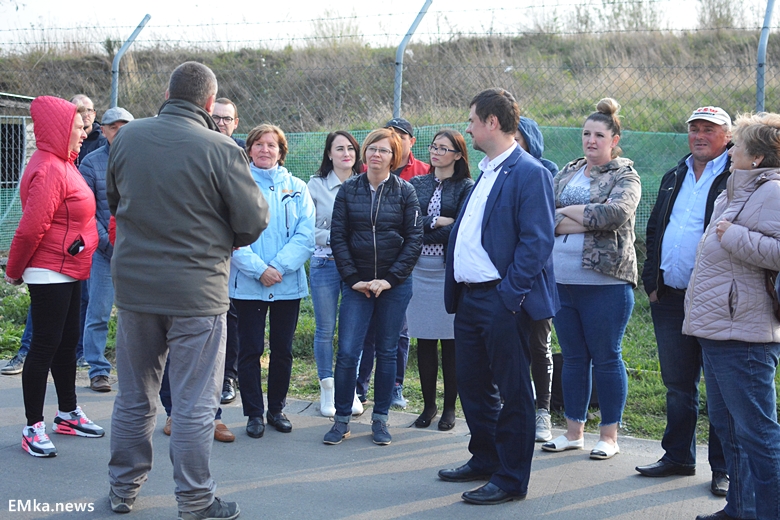 Spotkanie mieszkańców z reporterem przy sortowni